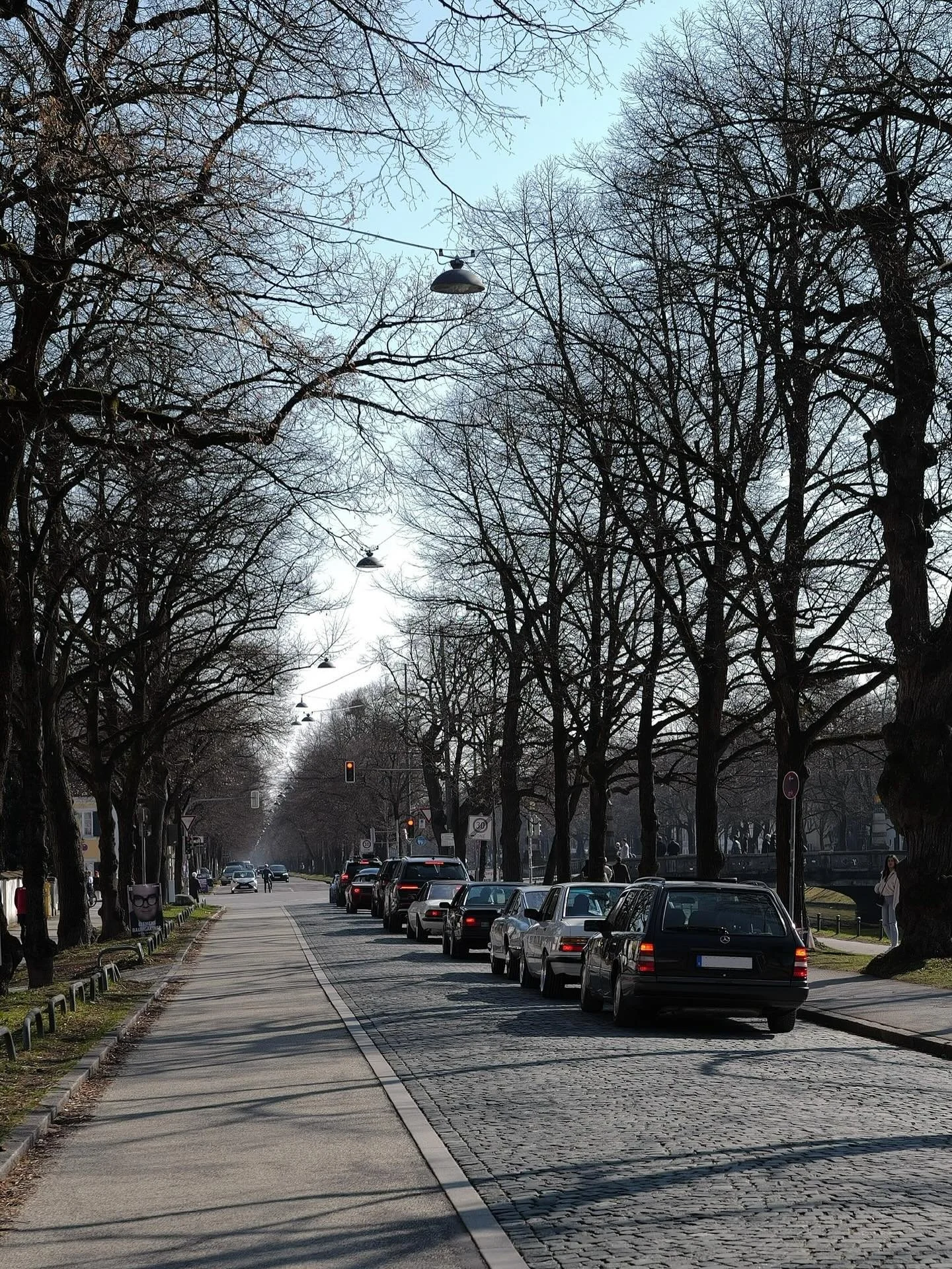 after the meet.

when the line-up starts to loosen.

less event. more atmosphere.

@fruehschicht.society 

#afterthemeet #carsandcoffee #munichcars #classiccars #youngtimers #streetscene #quietmoments #dlbrtdltnts