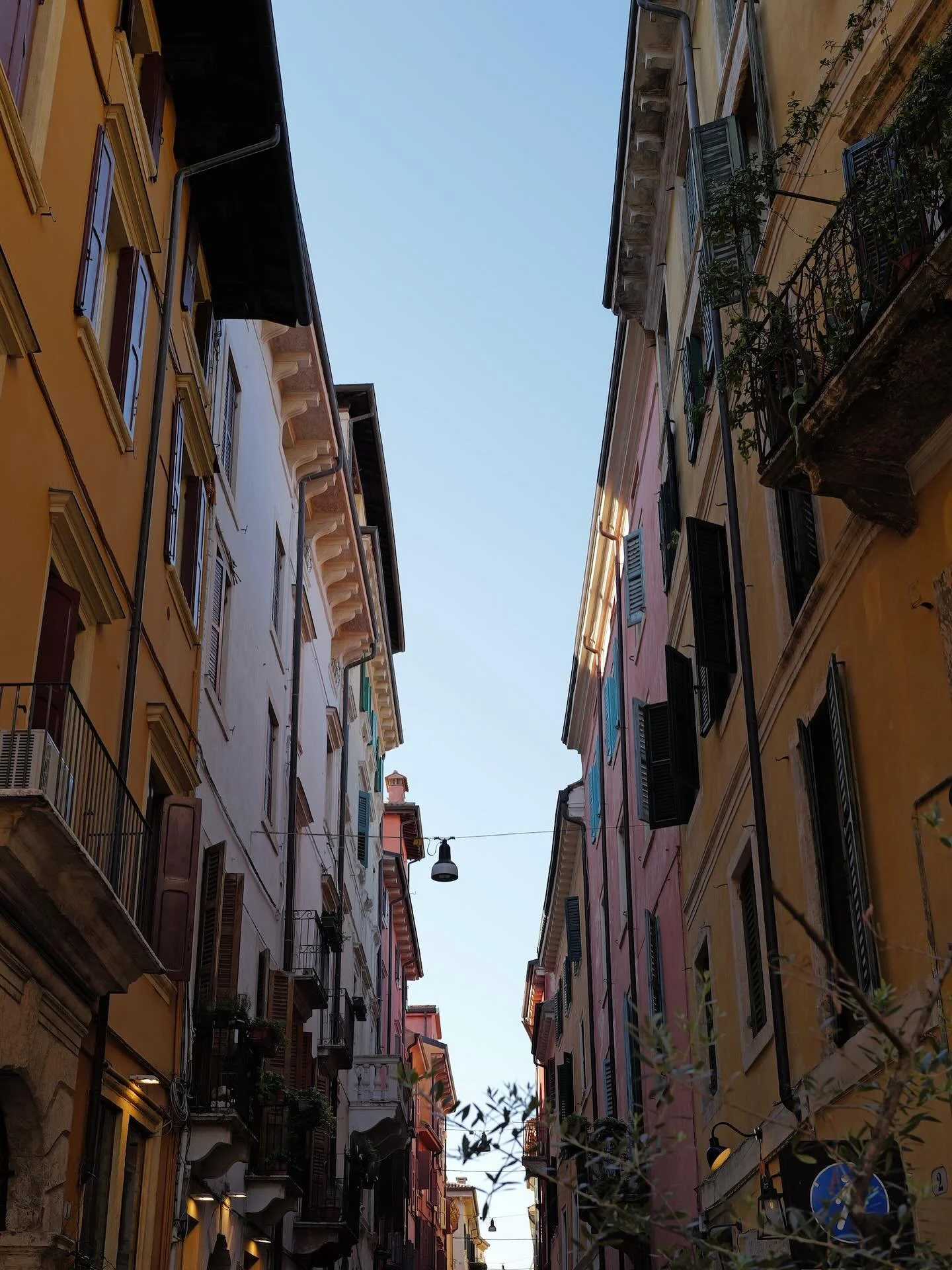 not new. just rediscovered.

found these from verona last year. still liked the light.

#verona #everydayaesthetics #streetphotography #urbantextures #slowlooking #quietmoments #foundframes #dlbrtdltnts