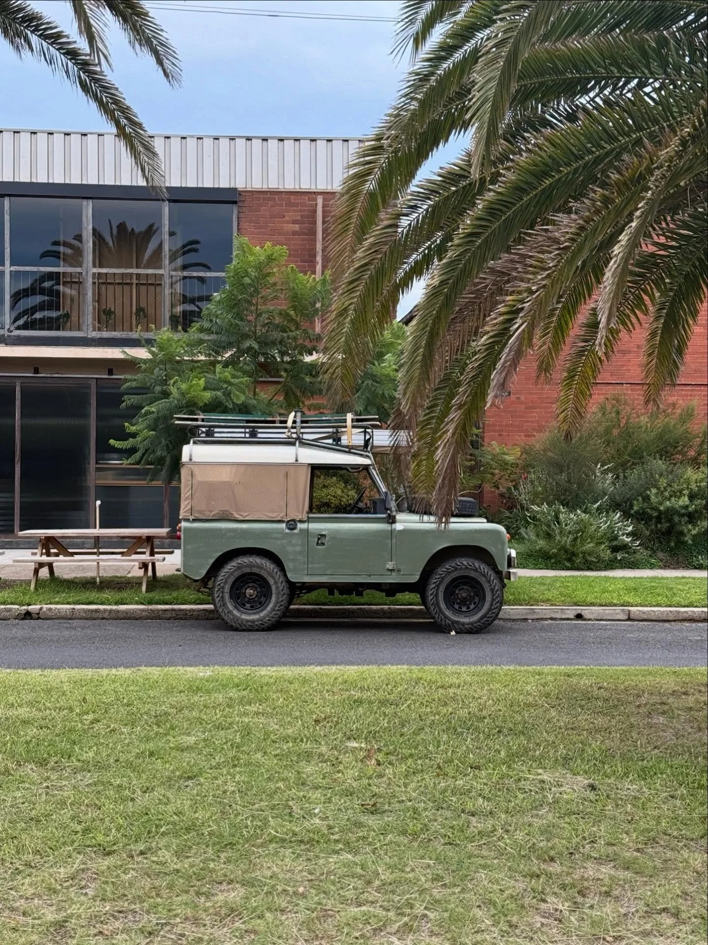 not built for a place. built for all of them.

newcastle. munich.
palm trees. snow.

different backdrops. same presence.

which one are you getting into?

#landrover #landroverdefender #classicdefender #automotivephotography #classiccars #drivevintag