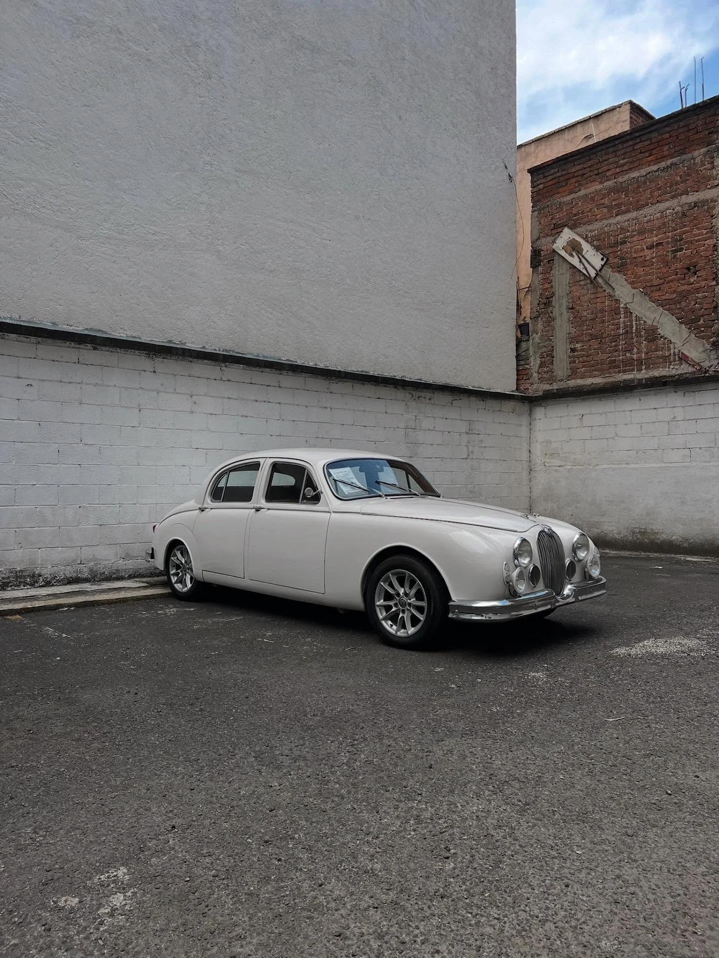 a brit in cdmx

#streetphotography #carphotography #mexicocity #cdmx #cdmxvintage #drivevintage #jaguarmk2 #jaguarclassic #dlbrtdltnts