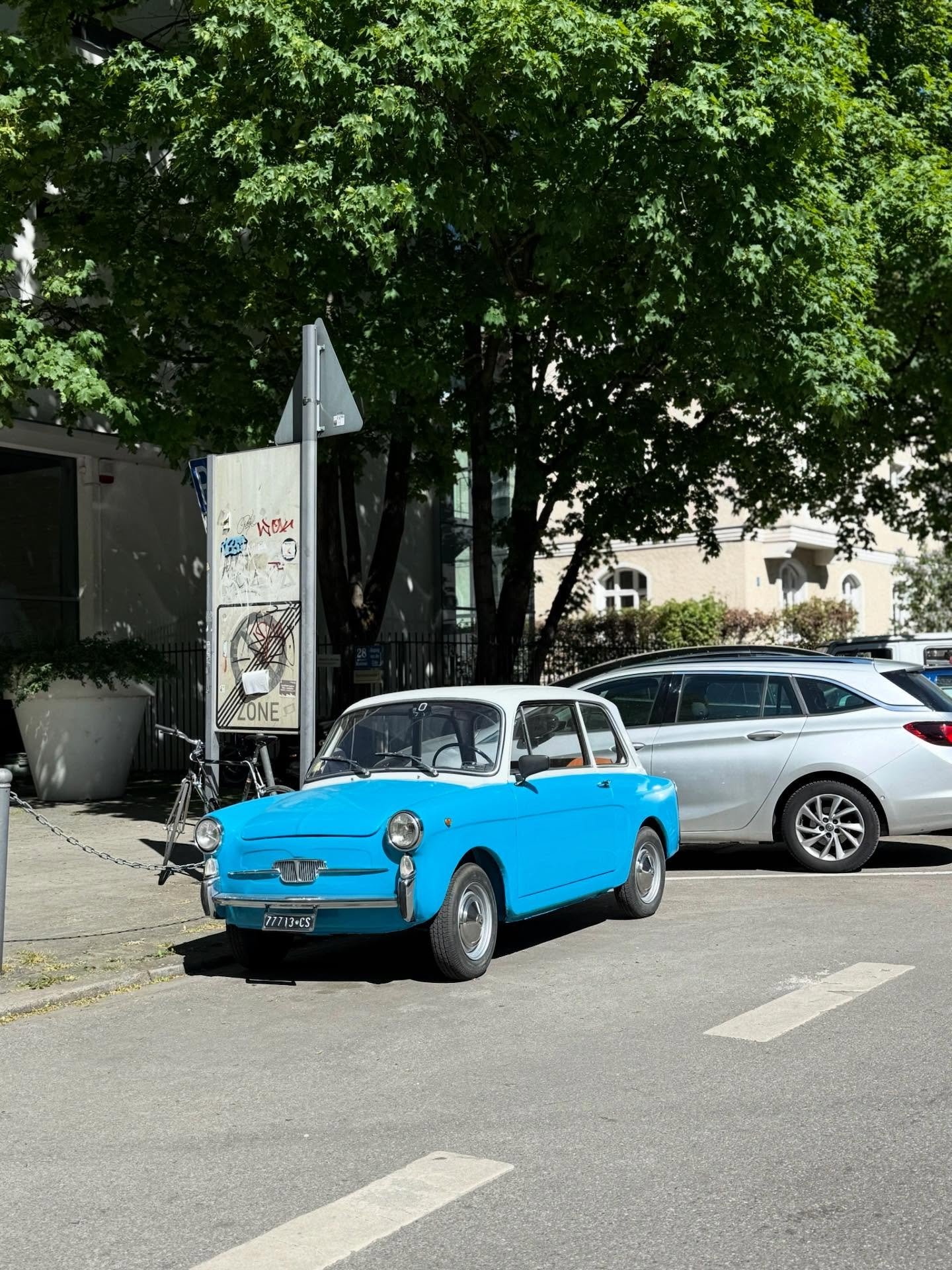 which city has the better taste in small cars?

munich or paris?

bonus points if you can name the cars.

#automotivephotography #munich #paris #smallcars #classiccars #drivevintage #citydetails #dlbrtdltnts