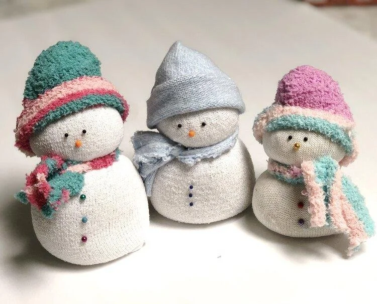 How to Make an Easy No-Sew Sock Snowman in Minutes — Studio Art Beat