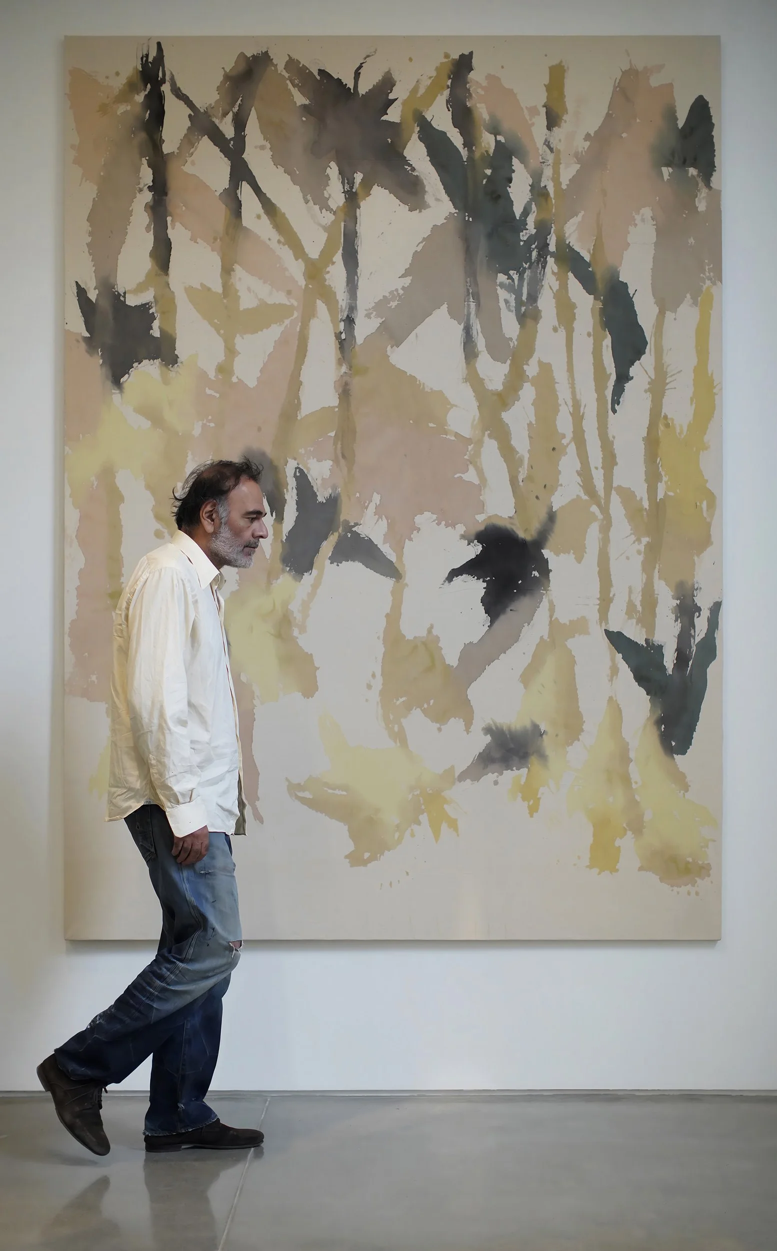 Vakho Bugadze (ვახო ბუღაძე, Vakhtang Bugadze) in front of his paintings from the Series of Flowers