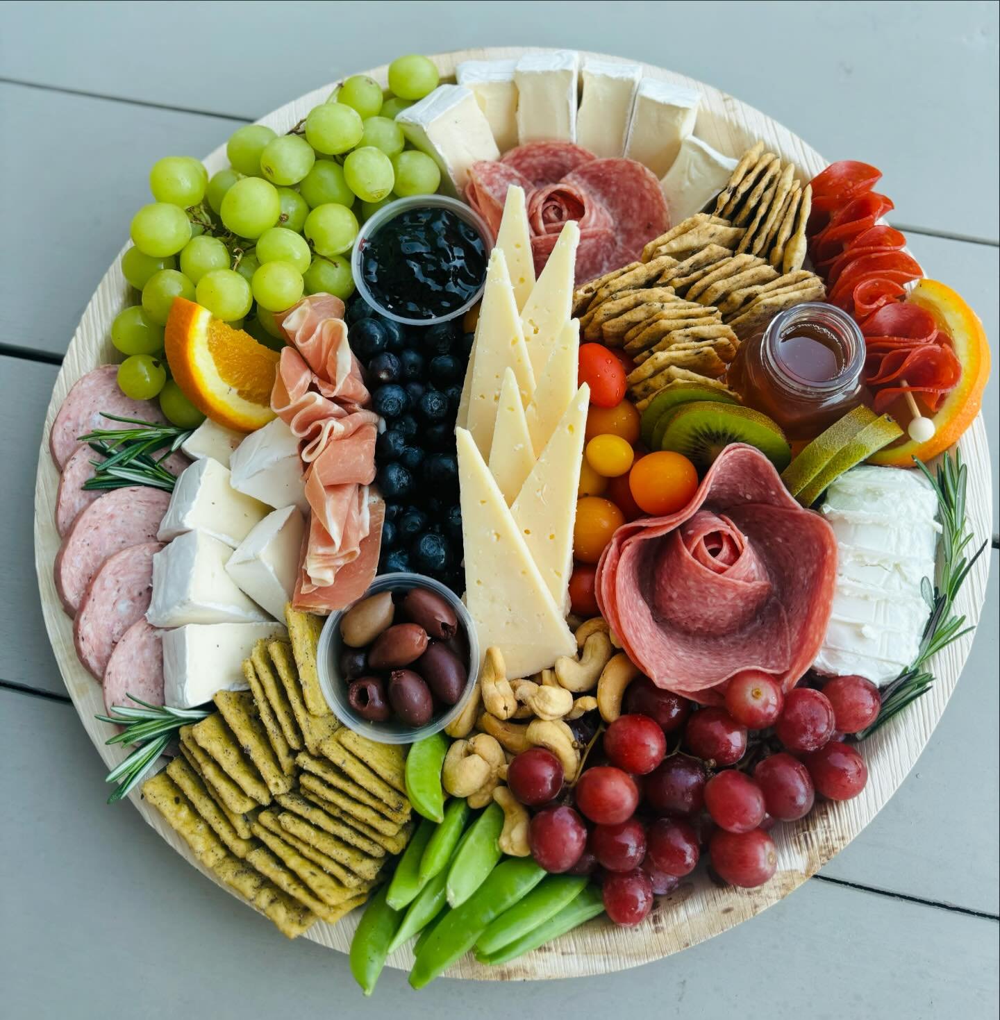 Gluten free Cindy size board going out for the weekend 💃 
3 meats, 3 cheeses, two kinds of gluten free crackers, homemade blackberry jelly, and all the fruits, veggies, and accoutrements of summer. Feeds 8-10