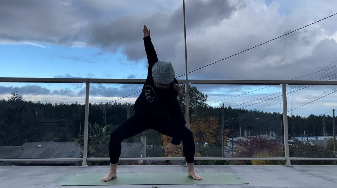 ✨ Mobility for Runners ✨ 

Mobility refers to joint movement, whereas stretching refers to soft tissue (muscles, tendons, and ligaments). Both are fundamental for runners, especially focusing on areas that running tightens up easily, like your hips o