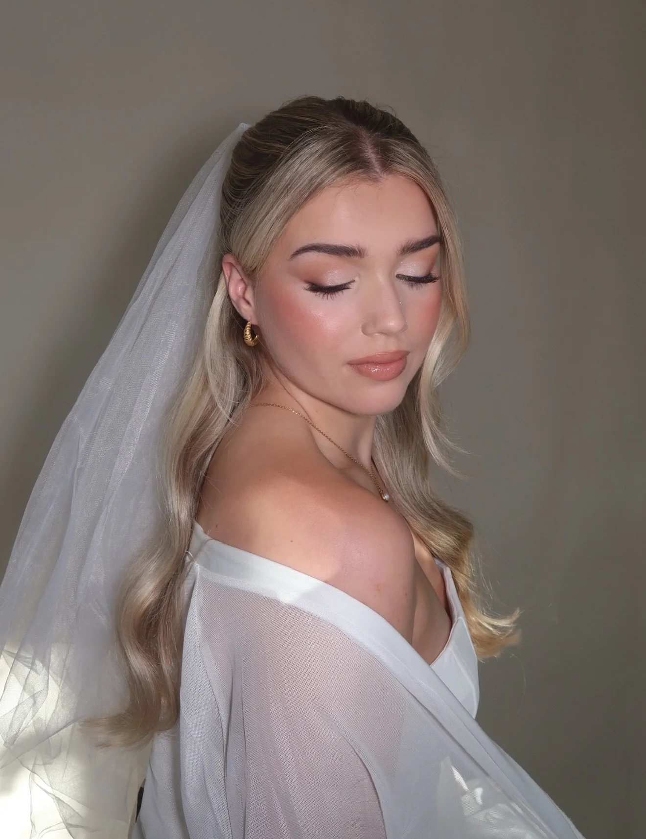 CHARLOTTE&rsquo;s BRIDAL GLAM 🤍

@velasocials @aizasstudio @marianapinomakeup @charlottelowery_ 

#bridalmakeup #bridalhairandmakeup #bridalhairstyle #halfuphalfdownhairstyle #makeupartist