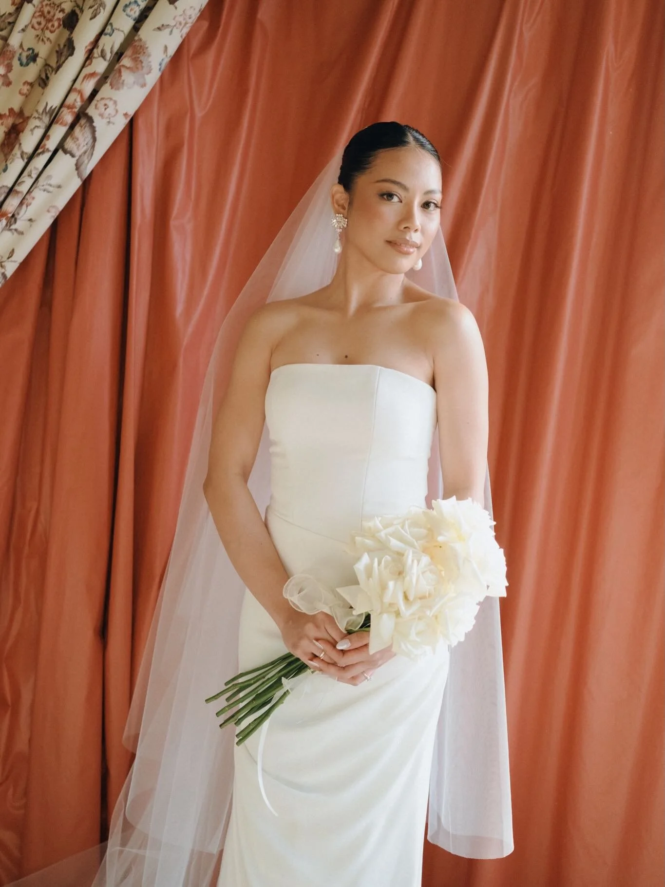 Grace in light and shadow &mdash; a bridal moment that feels timeless, refined, unforgettable. Ihna&rsquo;s morning at the Hotel Windsor.
