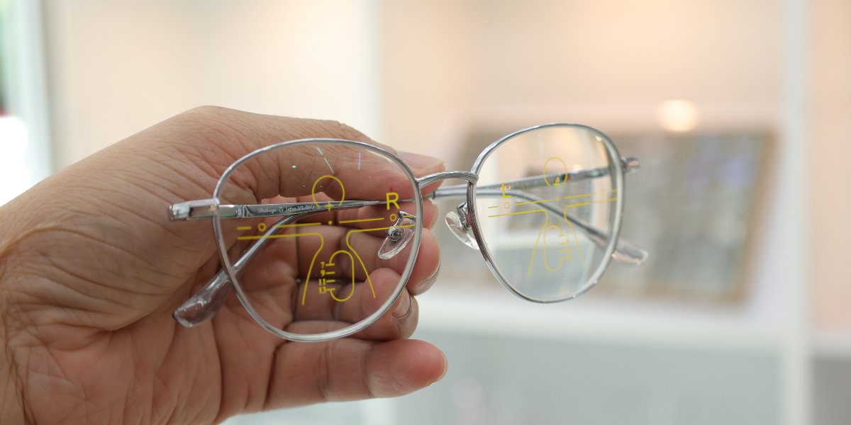 แว่นโปรเกรสซีฟราคาเท่าไหร่? ต้องรู้อะไรก่อนซื้อ? - คู่มือตัดแว่น เลือกให้คุ้ม ไม่เวียนหัว และเห็นชัดจริง