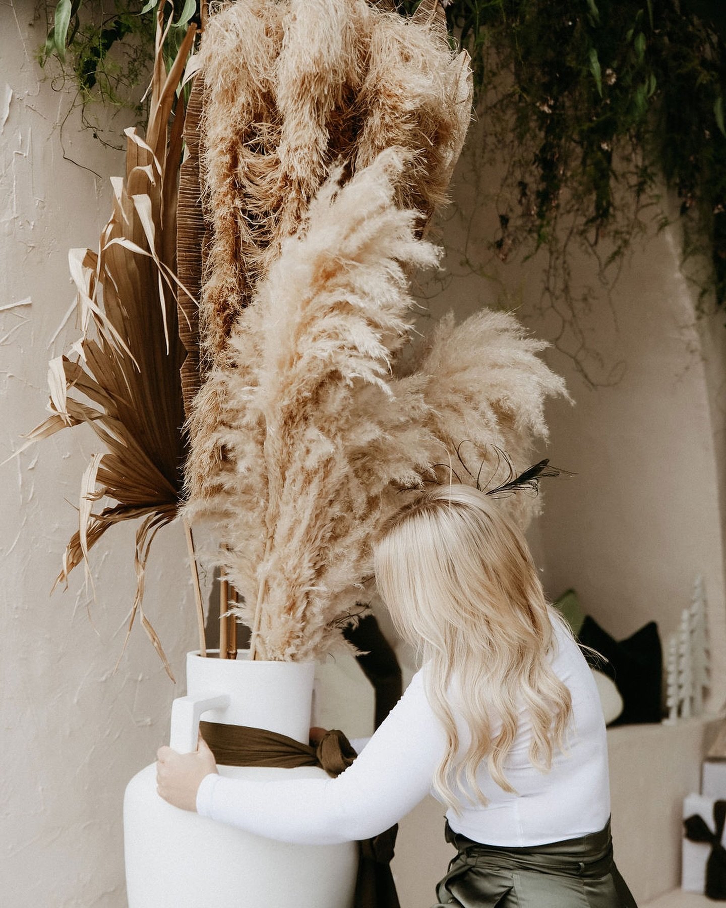 CHRISTMAS MINI PHOTOSHOOT STYLING ✨

Last year we created a magical enchanted backdrop, this year we will be changing things up and have called in the professionals to help put together the most beautiful floral backdrop, think blush pinks, rose velv