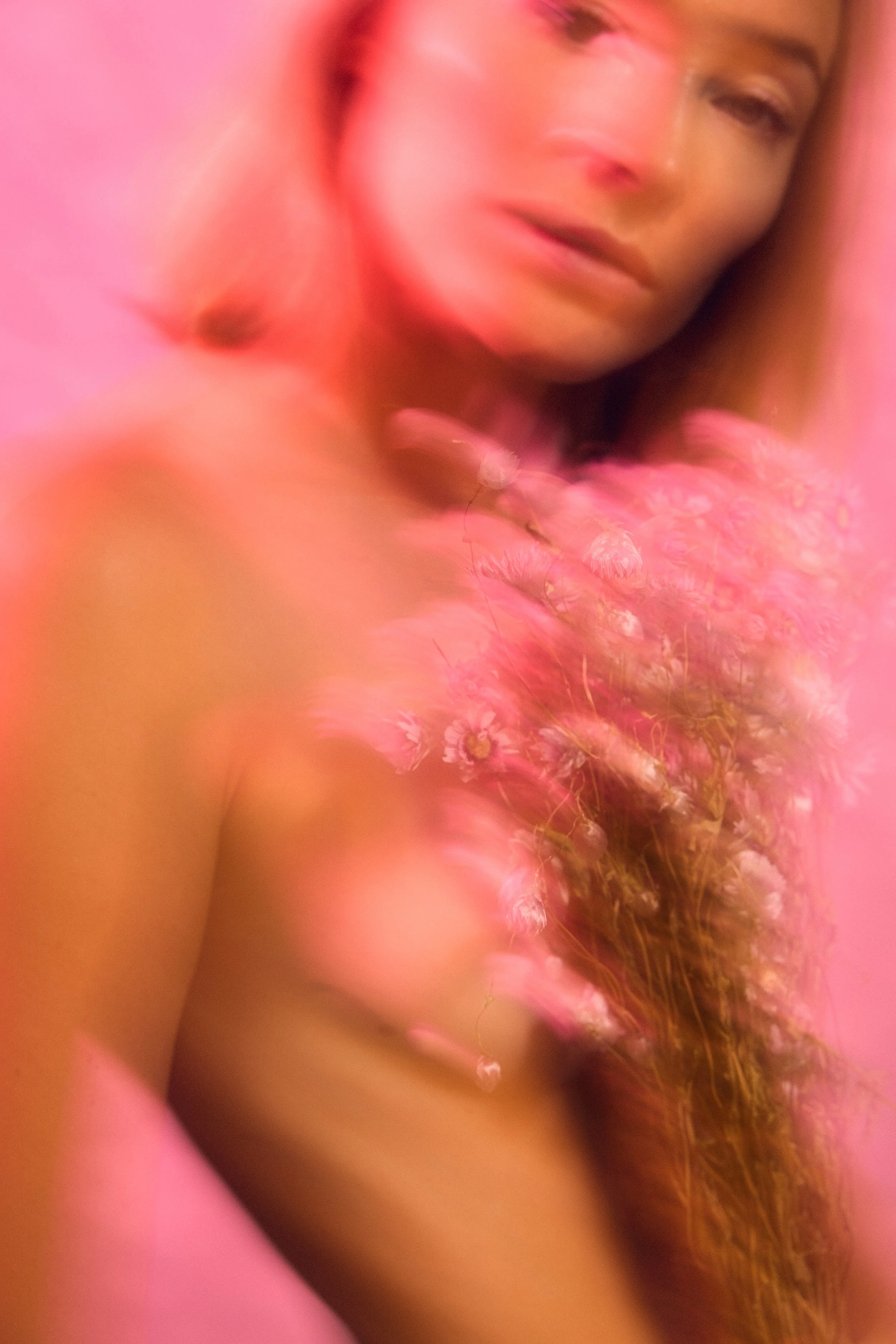 Portrait einer jungen Frau, mit farbigen Licht, Patrick Mayr