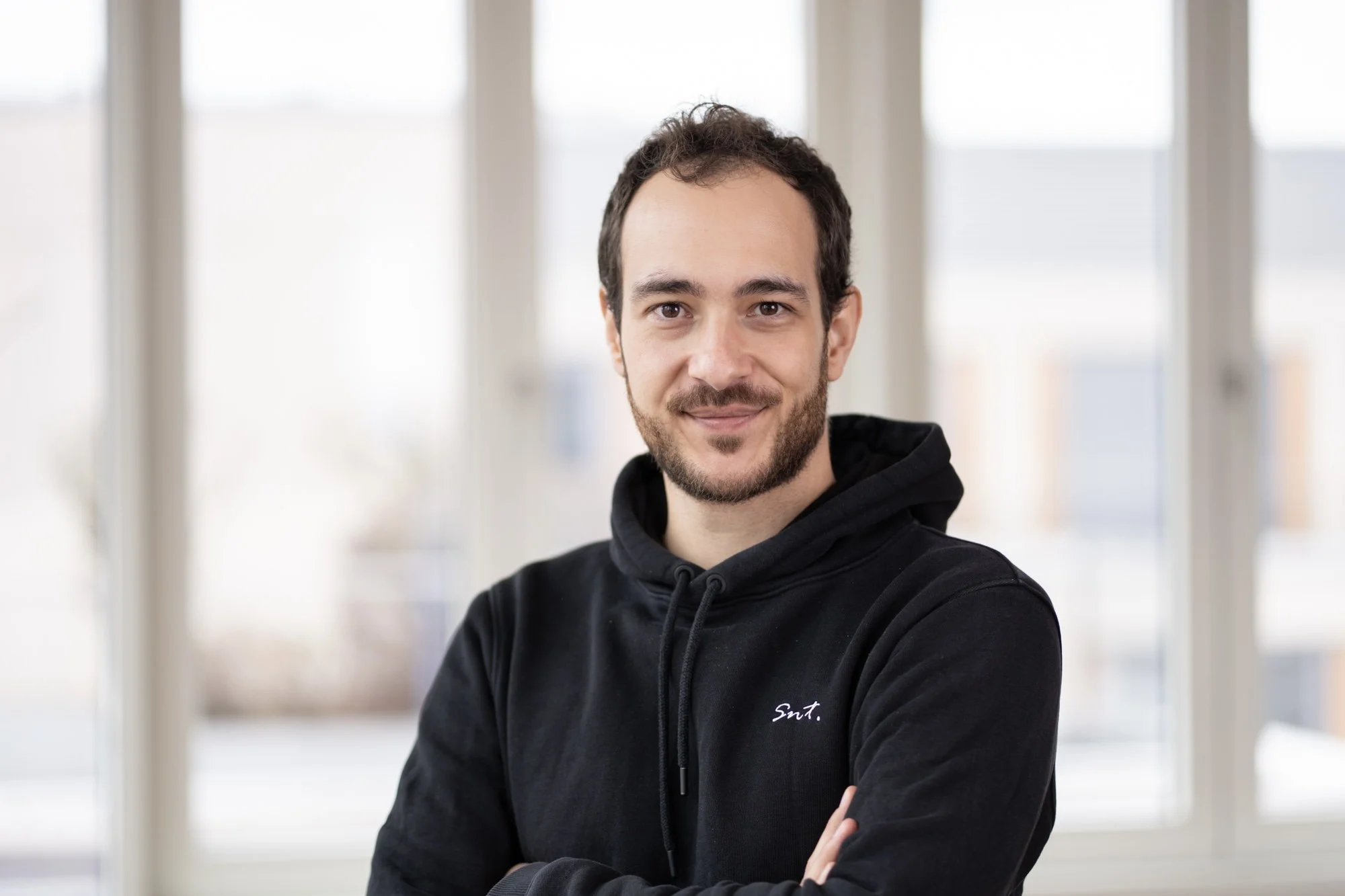 Portrait auf dem Fotograf Patrick Mayr zu sehen ist.