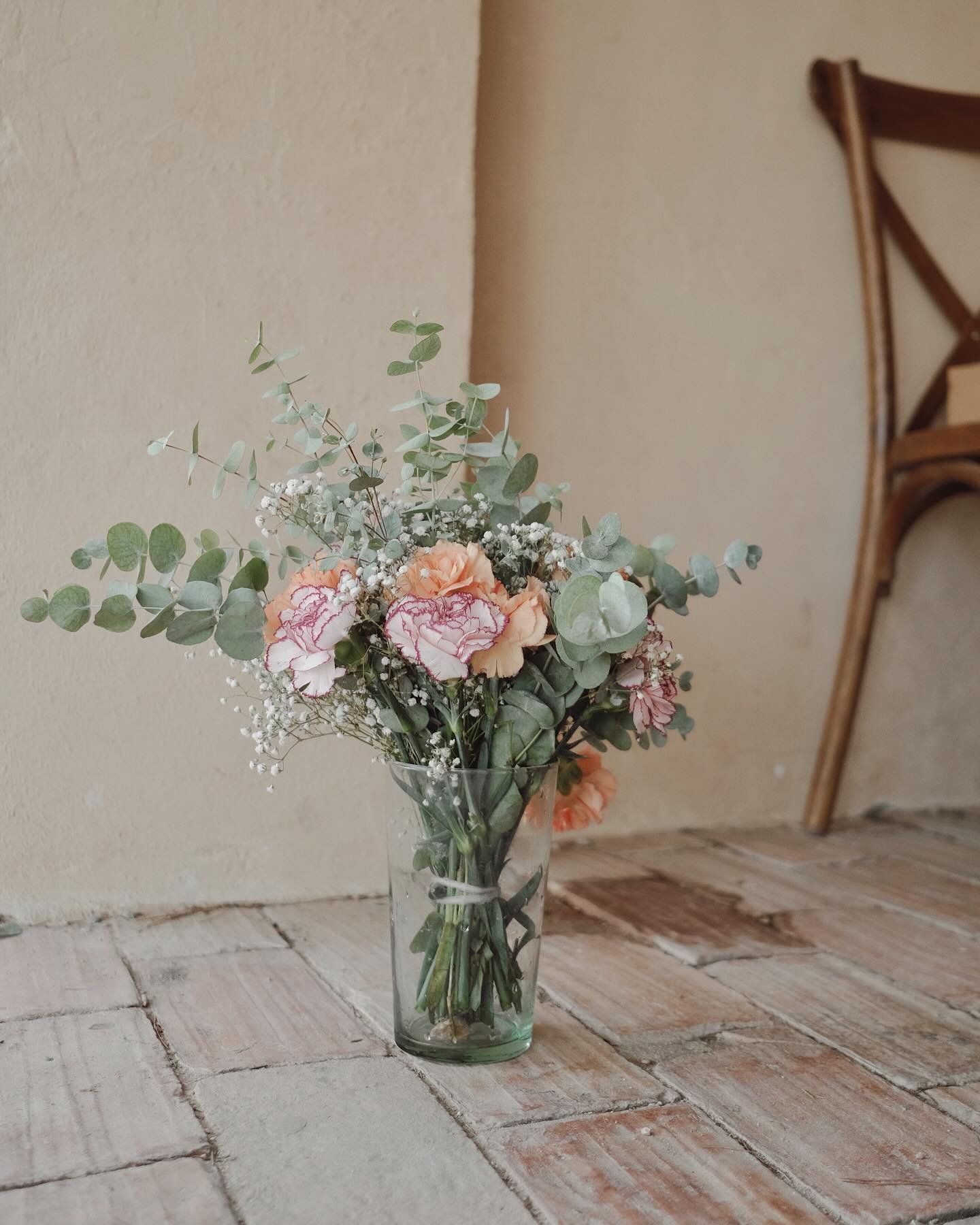 &bdquo;The earth laughs in flowers.&ldquo; &mdash; Ralph Waldo Emerson. 

The behind-the-scenes shots are often the best. 

#flowers#flores#floresaltea#mercadodelasfloresdevogue#bodascostablanca#destinationwedding