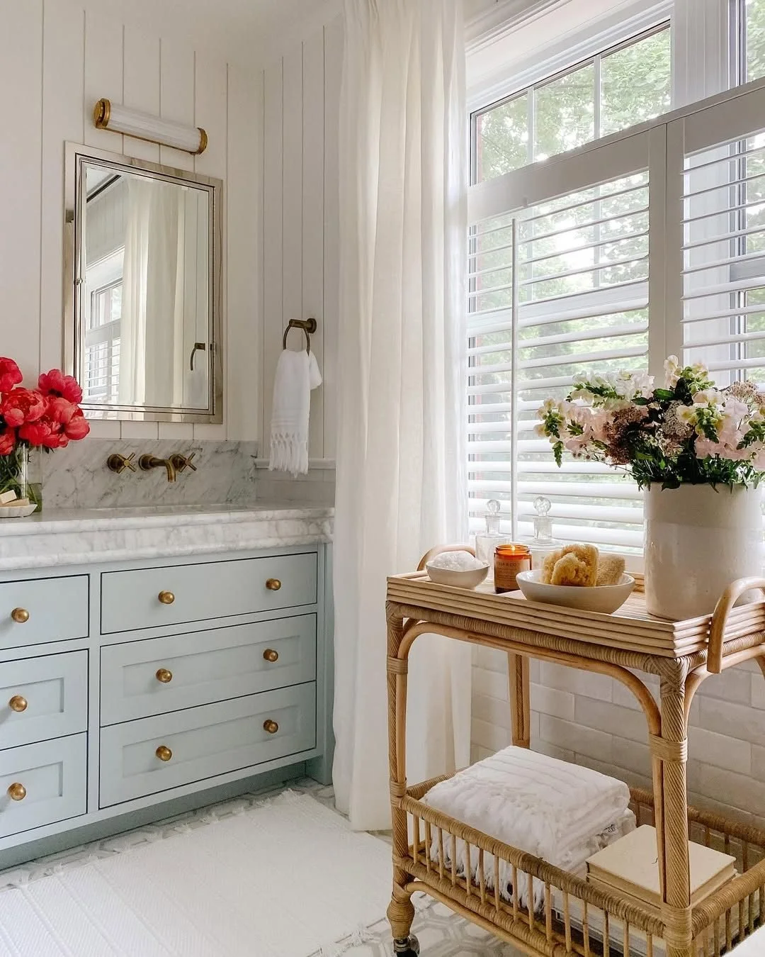 Timeless design is never accidental. A few details make the difference:
✔ Inset drawers: precision joinery that signals craftsmanship.
✔ Brass hardware: ages gracefully, gaining character over time.
✔ Painted finishes: soften natural light and create