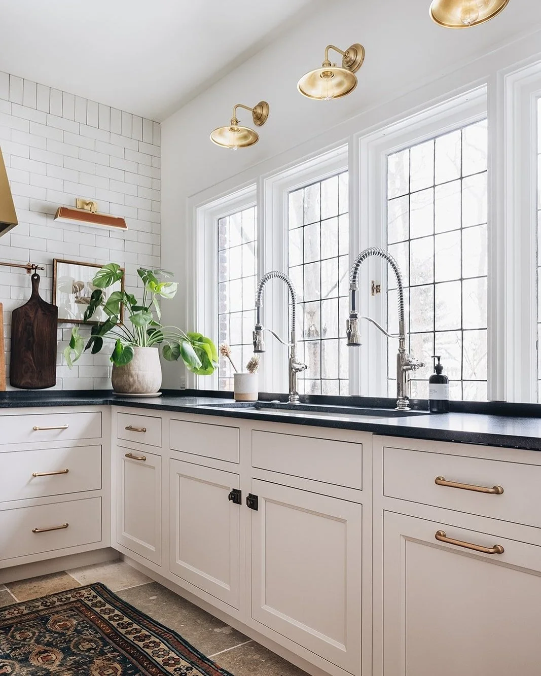 How&rsquo;s your kitchen flow? Let us know in the comments &amp; be  honest 😂⬇️

This layout fixes an otherwise small kitchen with :
&bull; 𝗙𝘂𝗹𝗹-𝗲𝘅𝘁𝗲𝗻𝘀𝗶𝗼𝗻 𝗱𝗿𝗮𝘄𝗲𝗿𝘀 &bull; 𝗭𝗼𝗻𝗲𝗱 𝘀𝘁𝗼𝗿𝗮𝗴𝗲 &bull; 𝗣𝗿𝗼𝗽𝗲𝗿 𝘃𝗲𝗻𝘁𝗶𝗹?