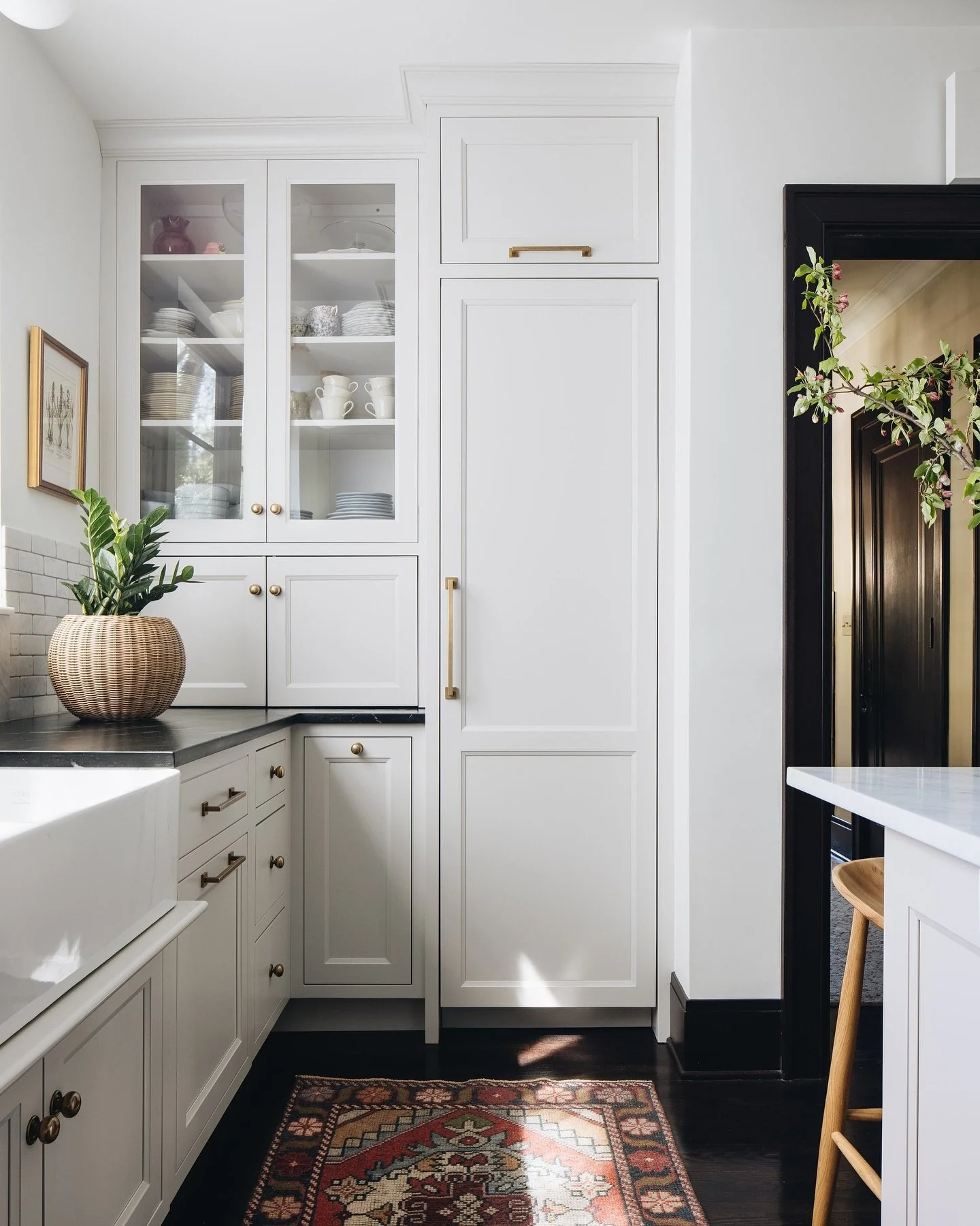 When does cabinetry stop feeling like a feature and start feeling like it belongs?
⬇ Chime in below. We&rsquo;re curious what stands out to you.

𝗖𝗹𝗲𝗮𝗻 𝗹𝗶𝗻𝗲𝘀, 𝗳𝗿𝗮𝗺𝗲𝗱 𝗱𝗼𝗼𝗿𝘀, 𝗴𝗹𝗮𝘀𝘀 𝘂𝗽𝗽𝗲𝗿𝘀, and 𝘄𝗮𝗿𝗺 𝗯𝗿𝗮𝘀𝘀 𝗵𝗮𝗿?