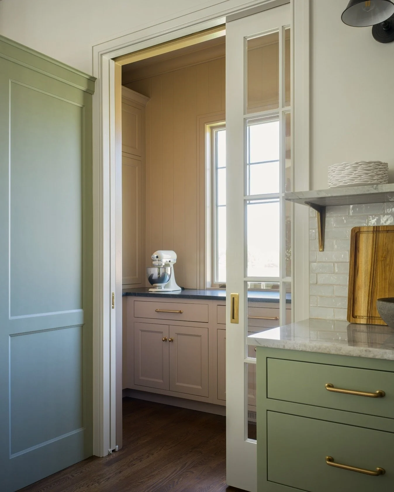 What color would you paint your dream pantry cabinets? 🎨👇

They say, &ldquo;Details make the design.&rdquo; This prep pantry proves it:
&bull; 𝗦𝗼𝗳𝘁 𝗯𝗹𝘂𝘀𝗵 cabinetry that warms the space
&bull; 𝗛𝗶𝗱𝗱𝗲𝗻 𝘀𝘁𝗼𝗿𝗮𝗴𝗲 that keeps chaos tu