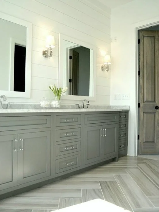 &ldquo;𝐈𝐬 𝐠𝐫𝐚𝐲 𝐭𝐨𝐨 𝐜𝐨𝐥𝐝 𝐟𝐨𝐫 𝐚 𝐛𝐚𝐭𝐡𝐫𝐨𝐨𝐦?&rdquo;
Not when it looks like this. These custom cabinets balance soft gray tones with polished chrome hardware, marble counters, and clean-lined symmetry to create a calming, upscale a