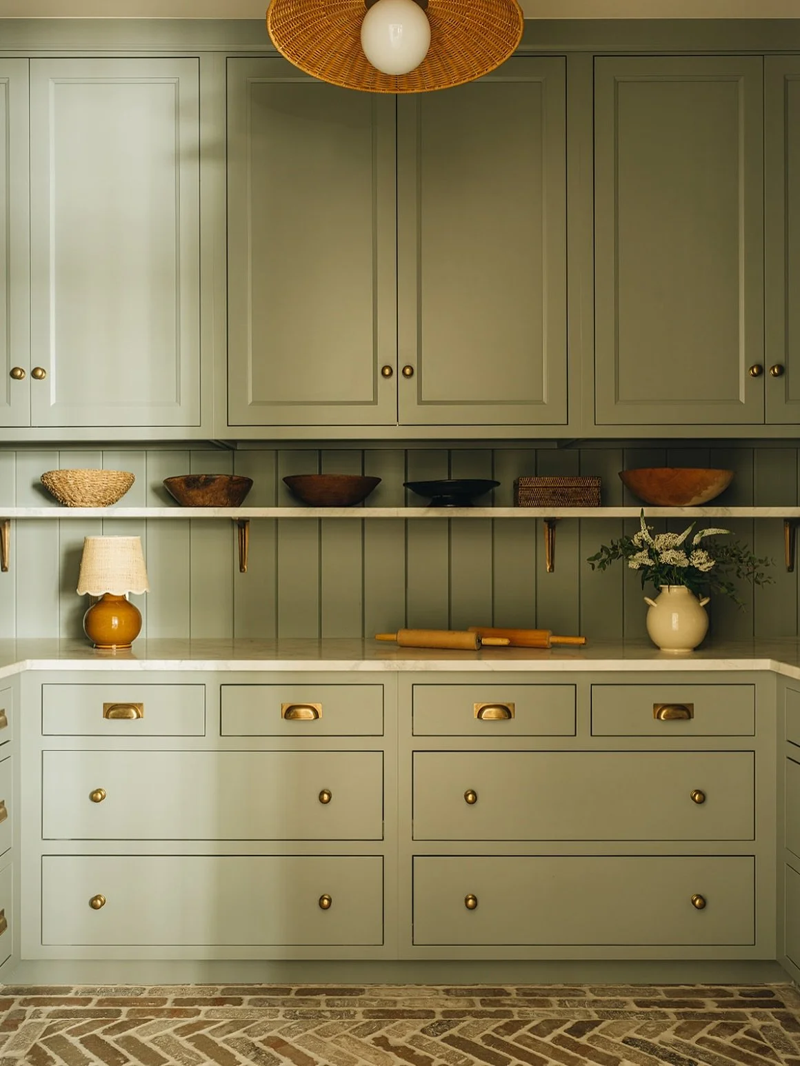 💚 𝑾𝒐𝒖𝒍𝒅 𝒚𝒐𝒖 𝒈𝒐 𝒃𝒐𝒍𝒅 𝒘𝒊𝒕𝒉 𝒈𝒓𝒆𝒆𝒏 𝒍𝒊𝒌𝒆 𝒕𝒉𝒊𝒔?
This pantry&rsquo;s got custom charm for days. It&rsquo;s the cabinetry doing all the talking.

💬 You into it?
❤️ 𝑳𝒊𝒌𝒆 | 👣 𝑭𝒐𝒍𝒍𝒐𝒘 @hesterfamilymillwork 
📸 Jean Sto