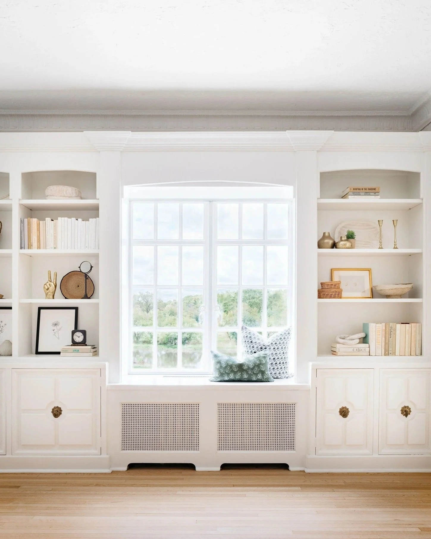 The beauty of these shelves is in their structure: clean reveals, balanced proportions, and joinery that feels architectural, not ornamental.

Every line serves a purpose. Every curve is quiet. It&rsquo;s restraint that reads as confidence.

📍 @hest