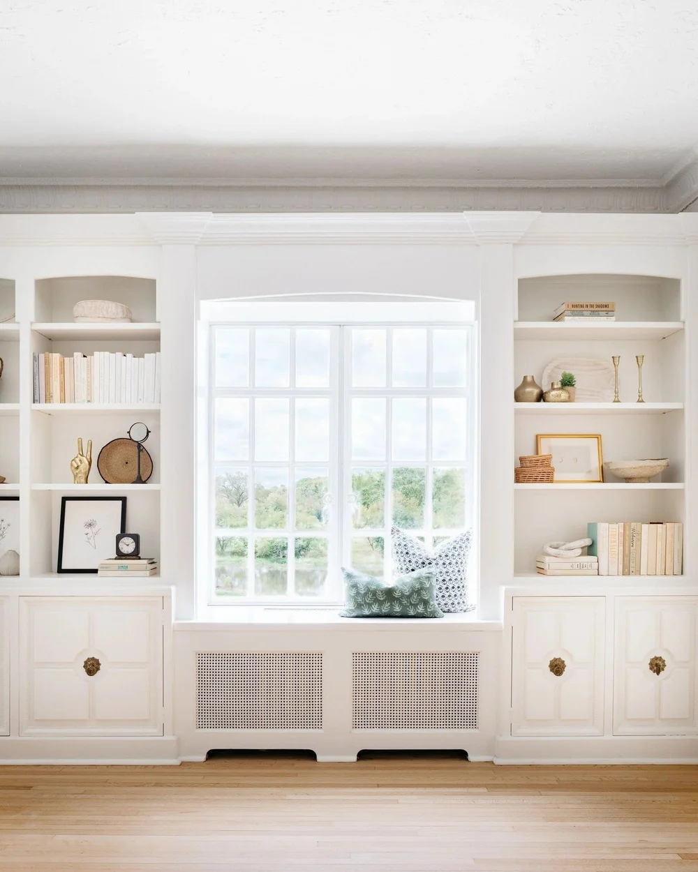 The beauty of these shelves is in their structure: clean reveals, balanced proportions, and joinery that feels architectural, not ornamental.

Every line serves a purpose. Every curve is quiet. It&rsquo;s restraint that reads as confidence.

📍 @hest