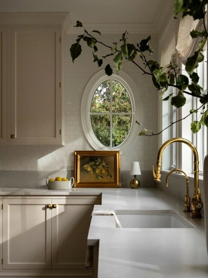 Which feature would you choose for your kitchen?  Brass hardware or Warm wood accents? What began as a vision for a light, welcoming kitchen became a space filled with warmth and calm. Brass hardware, soft neutrals, and custom cabinetry brought this 