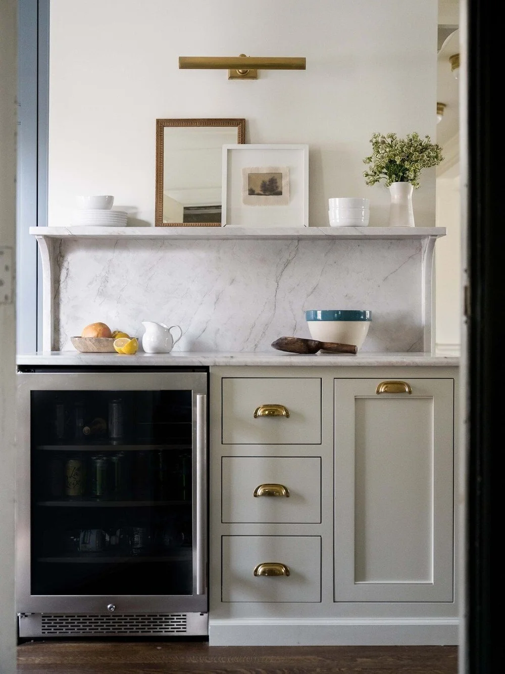 If this were your morning view, what&rsquo;s the first thing you&rsquo;d make? Coffee, tea, or mimosas? 
Cabinetry that turns everyday routines into rituals.
Soft hues, brass warmth, and craftsmanship that never fades.

❤️ Like what you see?
💬 Comme