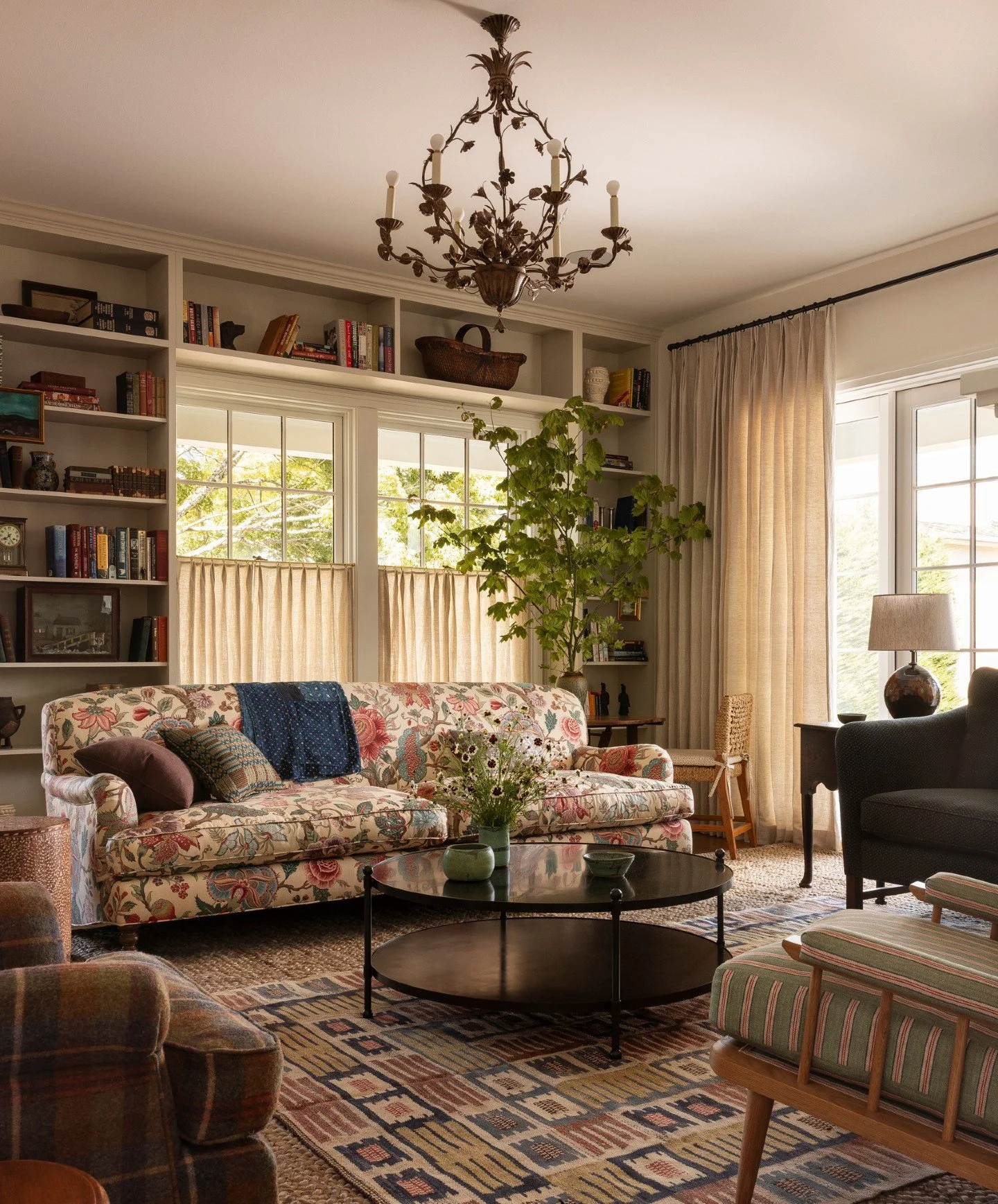 This room feels like a Sunday morning that never ends. Design tips you can use right now: 1) Mix vintage patterns with neutral built-ins to keep charm without clutter. 2) Layer natural light with warm finishes to make any space feel calm and lived-in