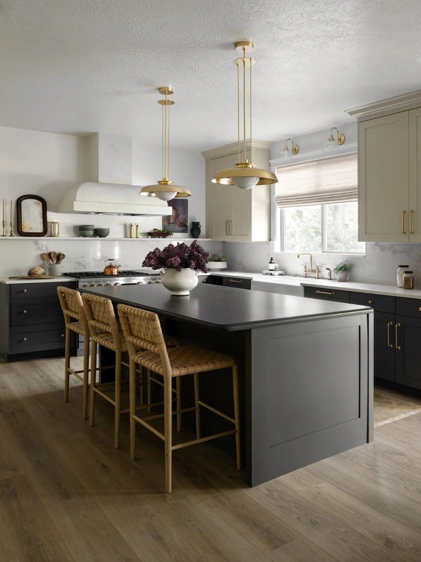 Balanced cabinetry isn&rsquo;t just about color, it&rsquo;s about proportion and light. Here&rsquo;s the rule we follow:
✅ 70% light tones to open the space
 ✅ 20% contrasting accents (like an island or vent hood) 
✅ 10% natural texture (wood grain o