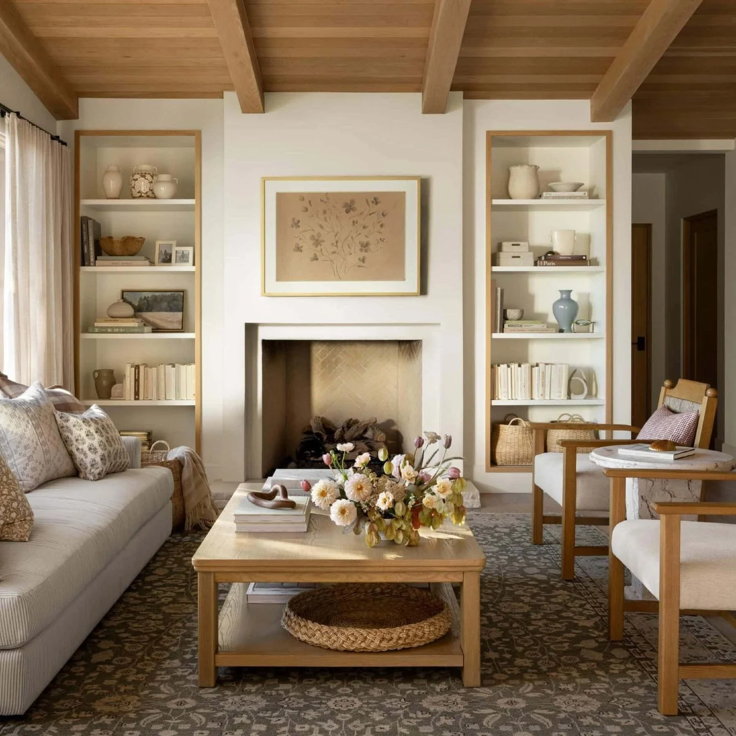 Built-ins solve storage challenges while elevating every room. Our top 3 must-haves:
✅ Adjustable shelving for flexibility
✅ Hidden outlets for charging or accent lighting
✅ Matching door profiles for visual continuity

✨ Design Tip: Repeat the same 