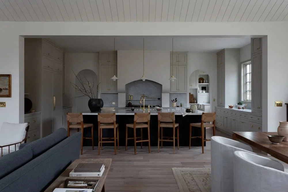 Ever wondered what makes a kitchen feel timeless? It&rsquo;s not the trend of the moment, it&rsquo;s the way cabinetry grounds a space. Thoughtful proportions, natural tones, and handcrafted details create balance that outlasts every season.

✨ Save 