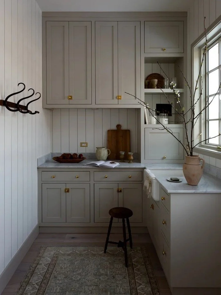 Let&rsquo;s break down what makes this millwork work.
Every line, latch, and finish is doing something intentional:
&bull; Inset doors keep it timeless.
&bull; Brass hardware adds warmth.
&bull; Shiplap brings quiet texture.
&bull; Natural stone grou