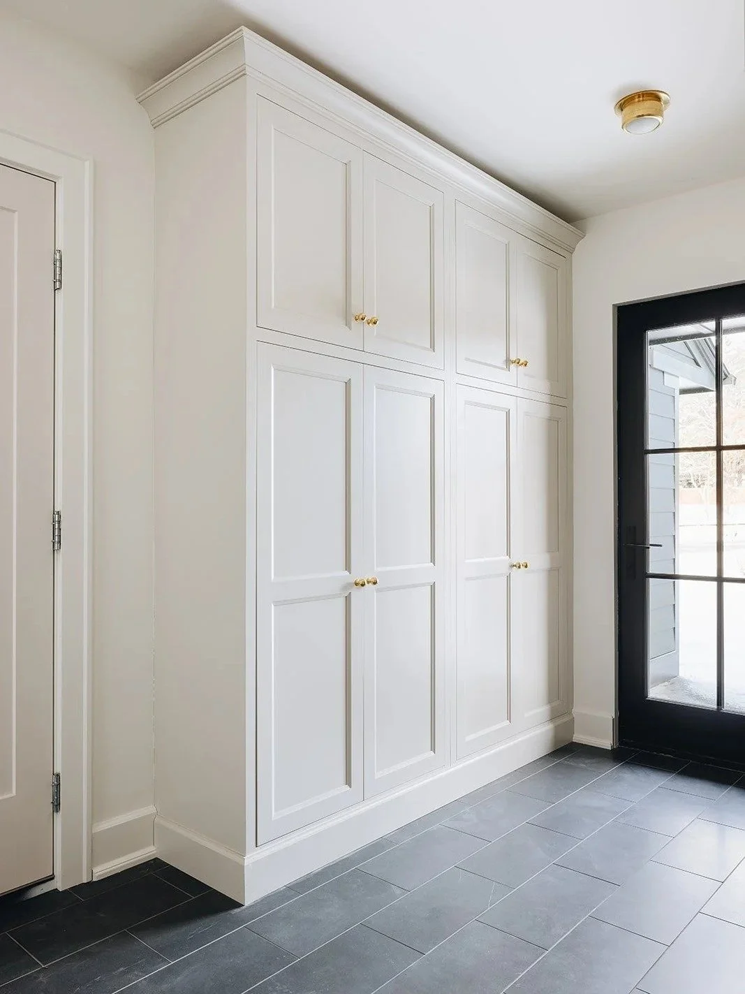 This is what a mudroom should feel like. Calm. Clean. Everything has a place. Custom cabinetry makes everyday chaos way easier to live with. If your entryway needs a reset, we&rsquo;ve got you. Book on our site or text us at 470-208-1224. Follow @Hes