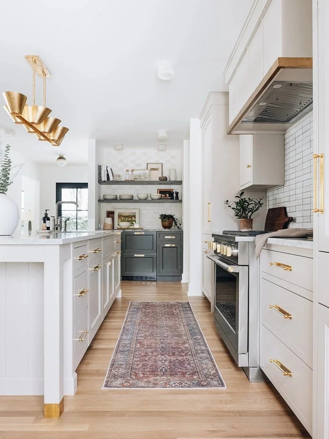 Inset shaker doors. Clean reveals. Built to fit the room, not fight it. Follow us @hesterfamilymillwork for real cabinetry details and timeless builds.

Credit Jean Stoffer Design #CustomCabinetry #InsetCabinetry #CabinetDetails #BuiltIns #hesterfami