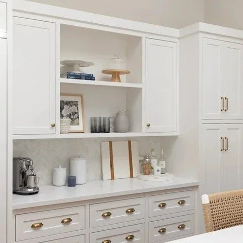 Open shelving or closed cabinetry, what would you choose? These built-ins balance storage and display with timeless cabinet details that never feel busy. Follow @hesterfamilymillwork and message us to start your cabinetry plan.

Credit: Holt Design H