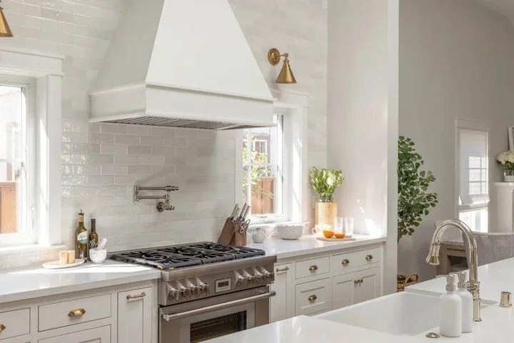 Light wood cabinetry or classic white, which feels more like home to you? This kitchen blends function and warmth through thoughtful cabinet layout and storage. Follow @hesterfamilymillwork and message us to plan your cabinetry.

Credit: Holt Design 