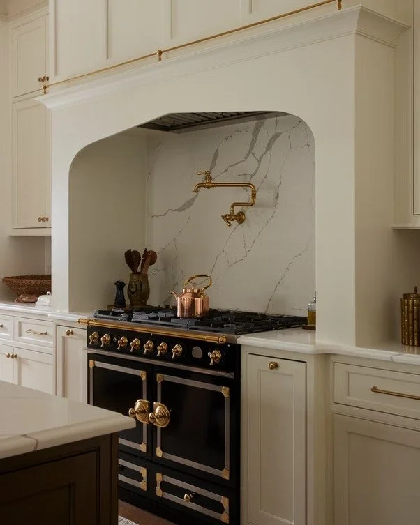 Arched cabinetry details or clean straight lines, which do you love more? Custom cabinet surrounds turn cooking zones into architectural features. Follow @hesterfamilymillwork and hit the link in bio to plan your cabinetry.

Credit: Ashley Montgomery