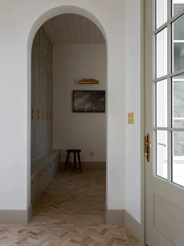 Locker-style cabinetry or open cubbies, which would you choose for your entry?
Built-in storage keeps everyday routines clean, calm, and organized.
Follow @hesterfamilymillwork and message us to plan your built-ins.

Credit: Light &amp; Dwell Design 