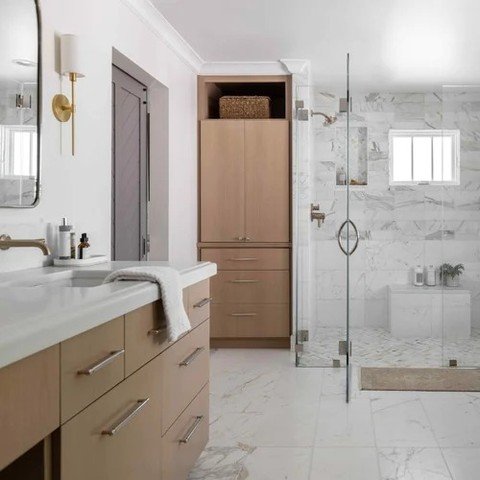 Classic proportions. Modern restraint.
Flat-panel white oak vanity.
Integrated drawer stack with consistent horizontal alignment.
Slim pulls scaled to the drawer width.
Wall-mounted brass faucets that free the stone surface.

Traditional symmetry, ed