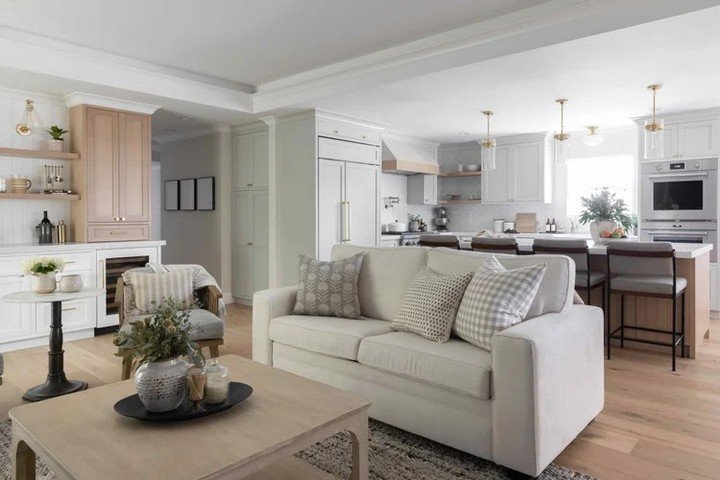 The most expensive-looking homes don&rsquo;t shout. They repeat.
White inset kitchen cabinets.
Soft oak built-ins in the living room.
Matching brass finishes carried room to room.

Nothing competes. Everything relates.

That&rsquo;s how open concept 