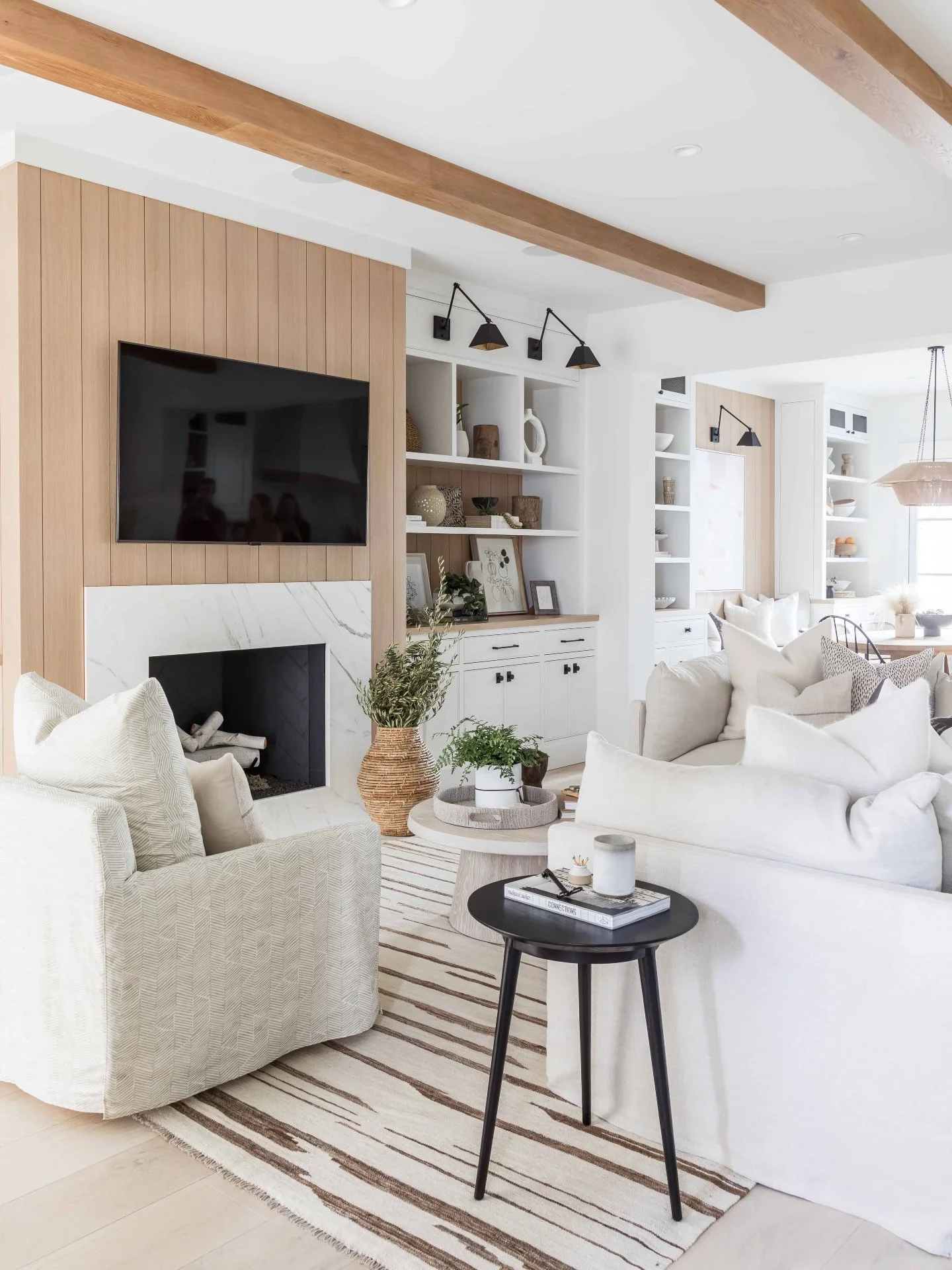 Swipe for built-ins done right ➔ ➔  Natural wood paneling, tailored cabinetry, open shelving styled with intention, and a fireplace wall that feels architectural rather than decorative.

This is what thoughtful millwork looks like. It anchors the roo