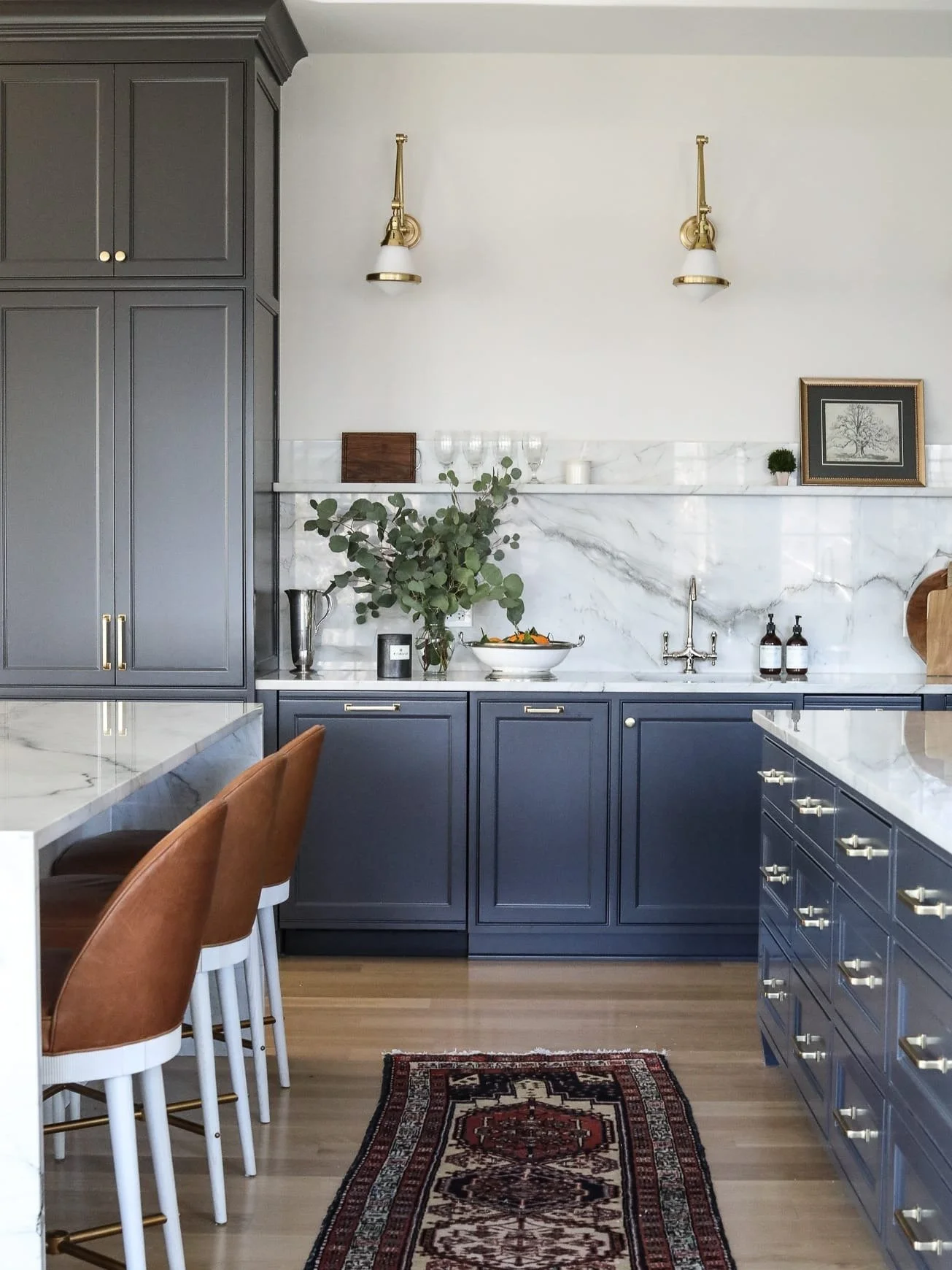 ✨ Moody. Tailored. Timeless. ✨  Inset navy cabinetry. Statement marble. Layered brass lighting. Strong kitchens do not need to shout. They hold the room.

💾 Save this for later
❤️ Like if this is your dream kitchen
💬 Would you go bold with color li