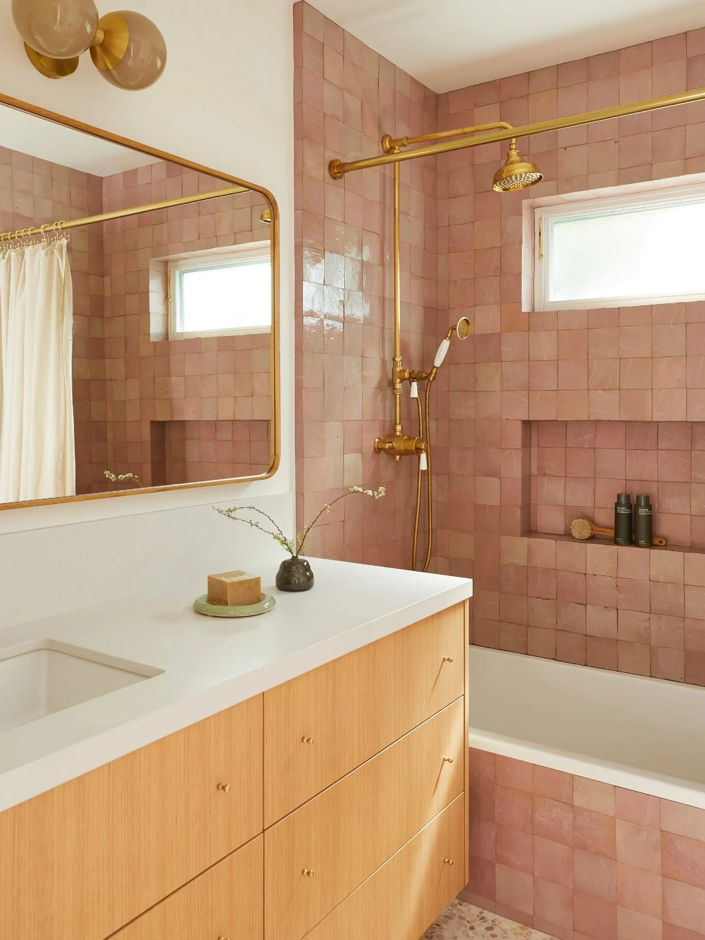 Full drawer vanities outperform doors in daily use. They improve access, reduce bending, and keep storage organized. This is how bathroom cabinetry works harder without looking heavy.📞 Text us at 470-228-2099 🔗 Link in bio!

Design inspiration: Cat