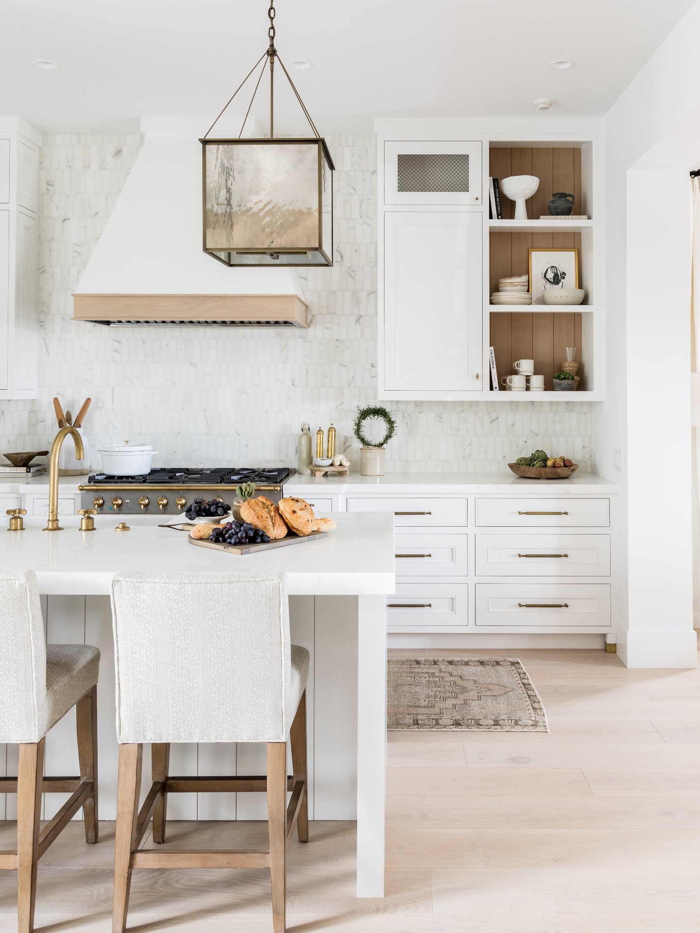 Balanced kitchens are designed, not decorated. This works because every material has a role.
White cabinetry keeps it light, wood adds depth, and brass introduces contrast without overpowering the space.
That&rsquo;s how you avoid a kitchen that feel