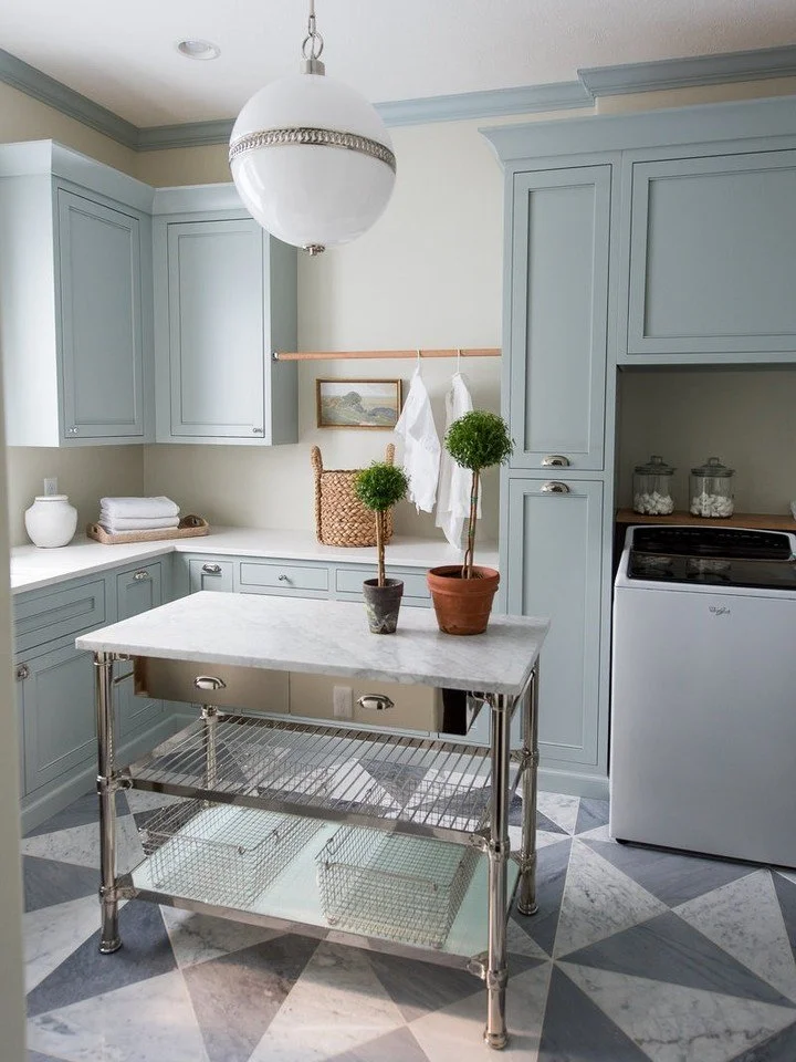 I pay a lot of attention to laundry rooms&hellip; because they tell me if a space was actually thought through.
This one was. The drawer stack, the folding space, the hanging rod&hellip; none of that is random. It&rsquo;s built around how you actuall