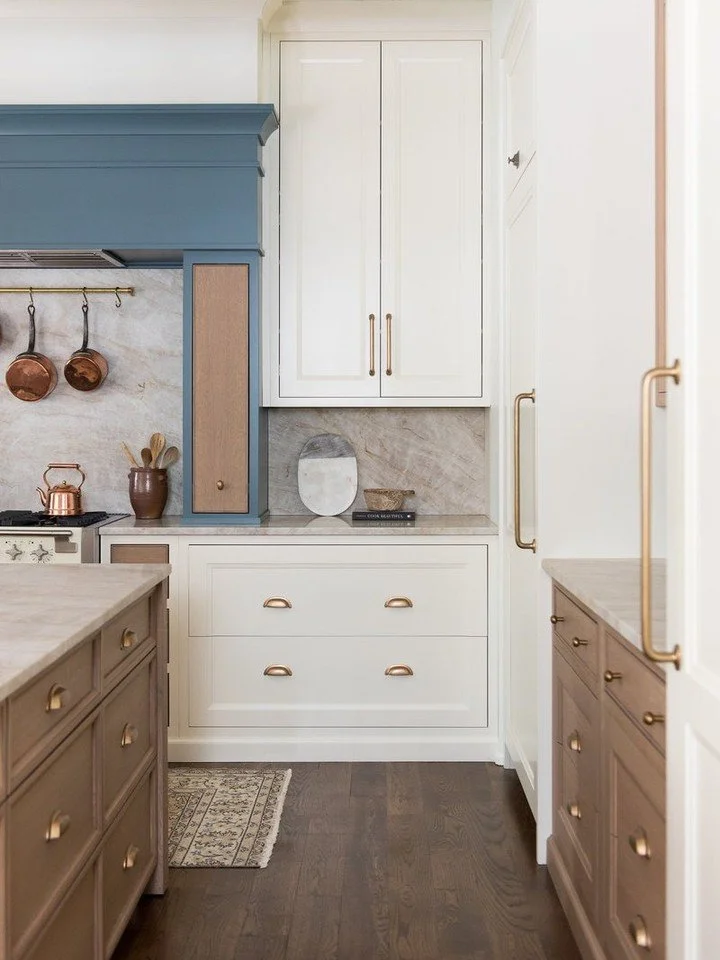 I don&rsquo;t say this lightly&hellip; I love everything about this kitchen. The color balance, the warmth from the wood, the softness of the painted cabinetry, the brass&hellip; it all works without trying too hard.

And from a cabinetry standpoint,