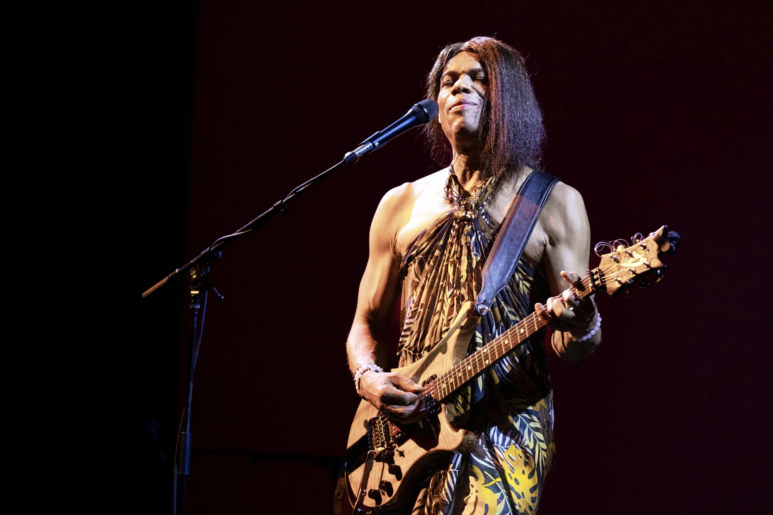 Stanley Jordan: The Two-Handed Tapper Returns