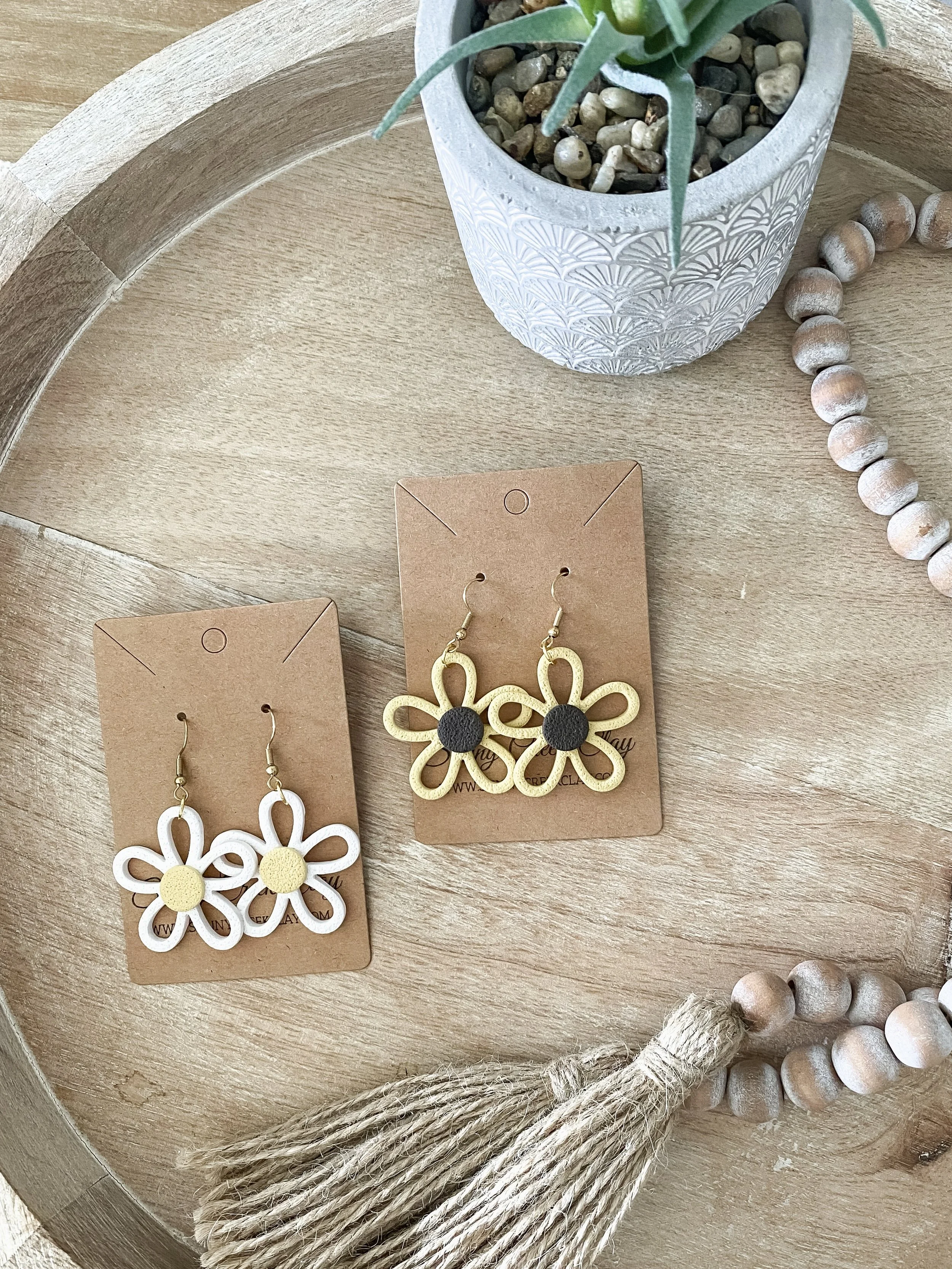 Daisy handmade polymer clay earrings (two colors available)