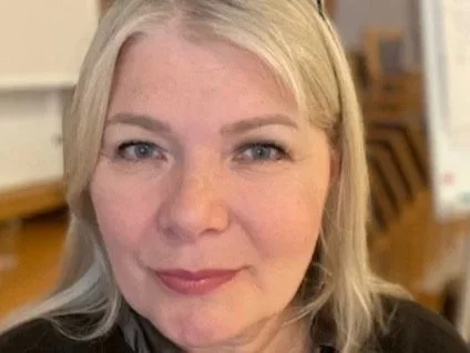 Suomen Hypnoosiliiton entinen Puheenjohtaja Teija Barr Terveystieteiden Tohtoriksi 