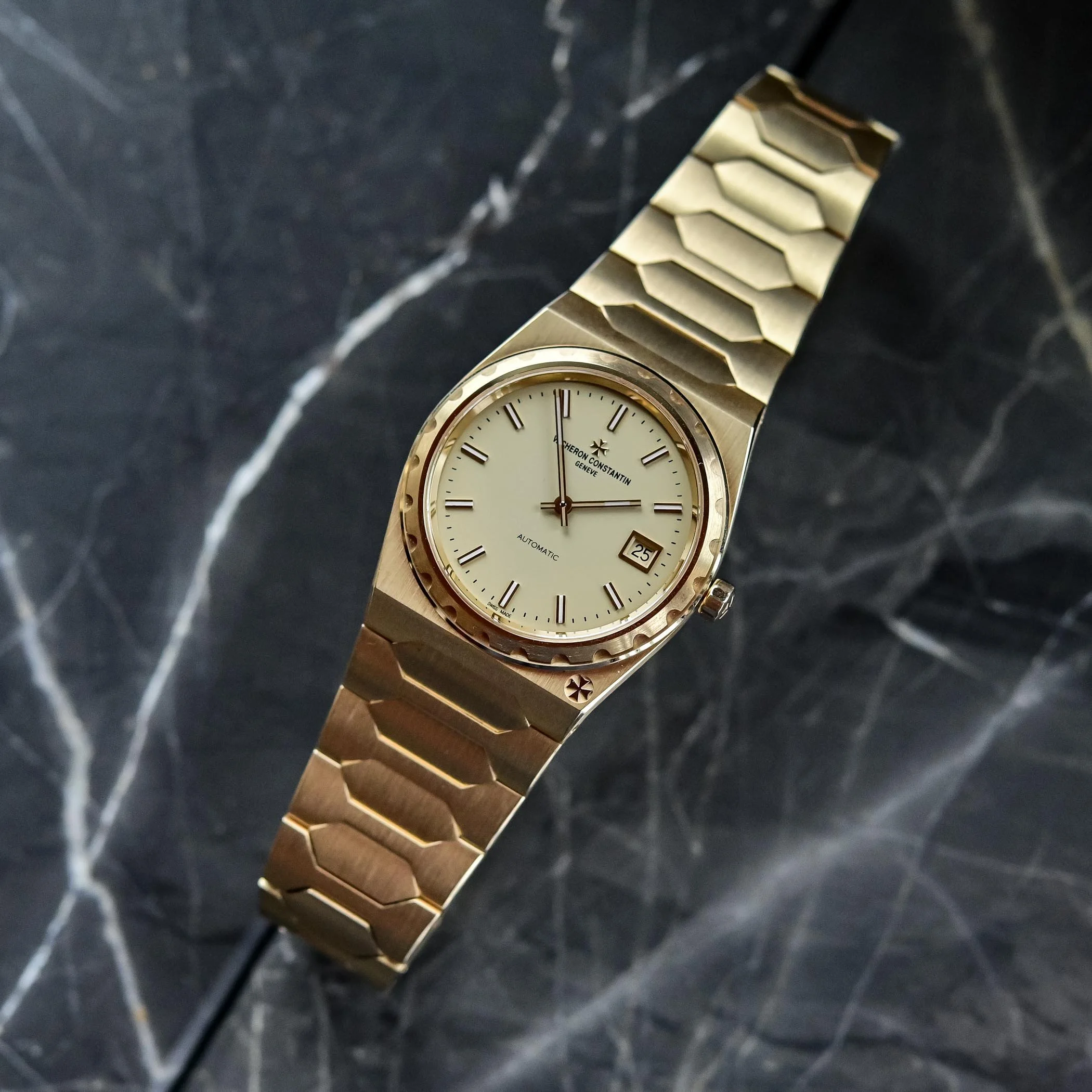 Vacheron-Constantin-Historiques-222-Re-Edition-Yellow-Gold-2022-4200H_222J-B935-16.jpg