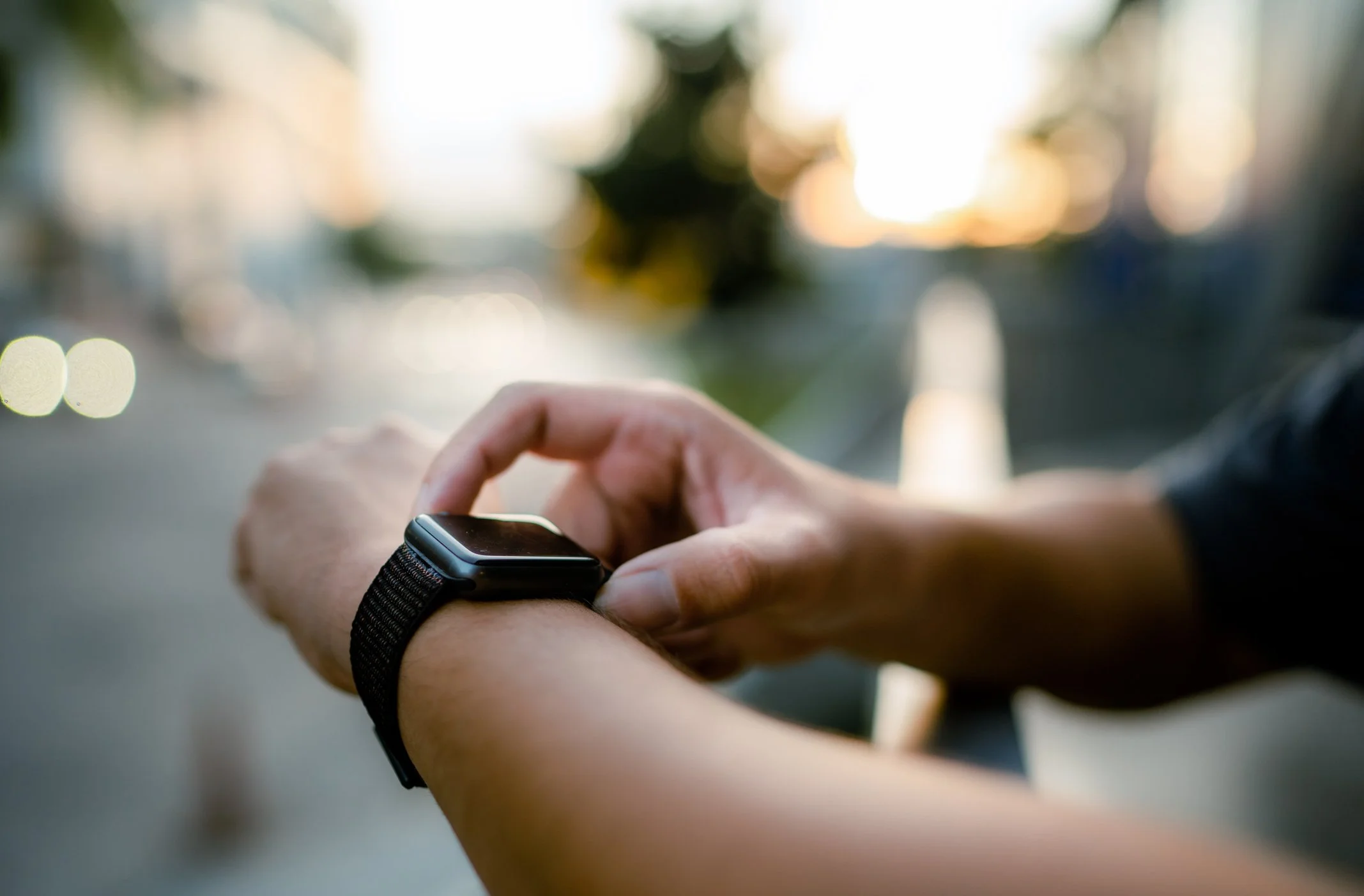 Sportliche Person, die mit oder ohne Übergewicht und Esssucht die extrem gesunden Effekte von Sport mitnehmen will und auf eine Smartwatch schaut, um ihren Fortschritt zu überprüfen.